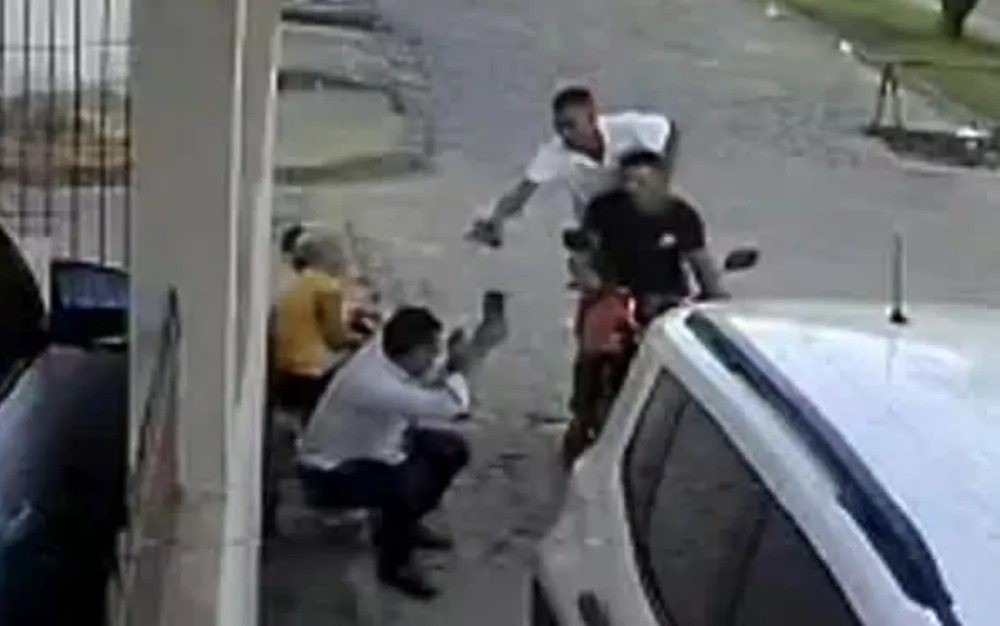 VÍDEO: Vereador é executado em calçada por dois homens em moto
