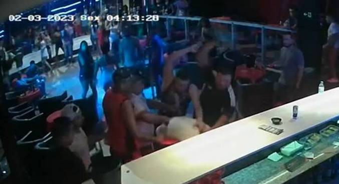 VÍDEO: Cabo da PM é espancado em casa noturna e fica em estado grave