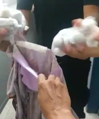 VÍDEO: Idosa de 72 anos é flagrada com droga em bolso falso de vestido ao tentar entrar em presídio