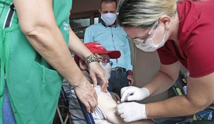 Vacinação contra a Covid-19 com imunizante bivalente será dividida em cinco fases