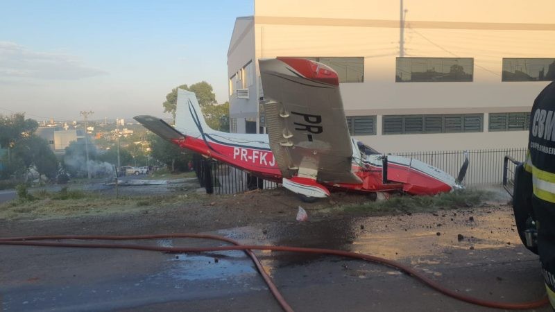 Avião cai em avenida com 4 passageiros após ter pane e bater em postes