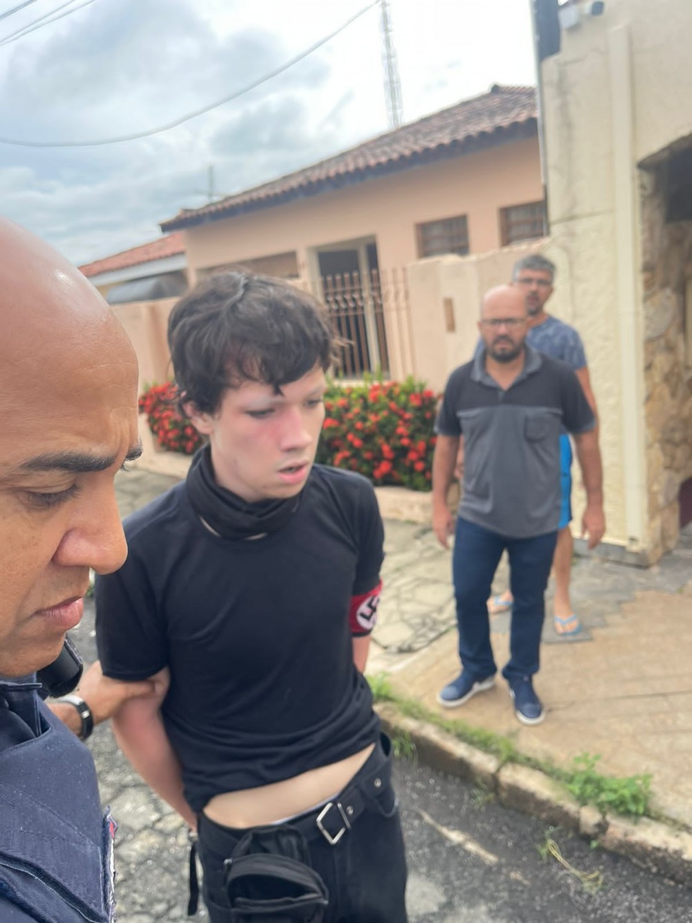 VÍDEO: Ex-aluno com suástica lança bomba caseira em escola