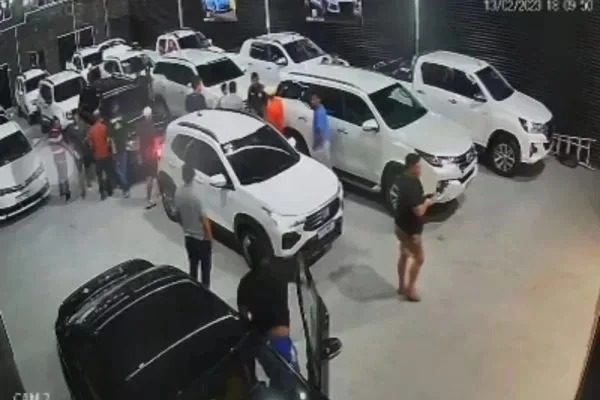 VÍDEO: Grupo de criminosos faz arrastão em concessionária e leva 13 carros de luxo