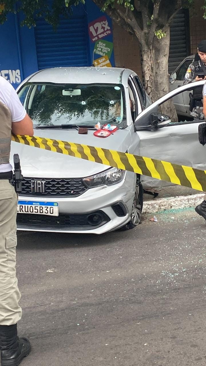 VÍDEO: Motorista de veículo é baleado após perseguição policial e tiroteio