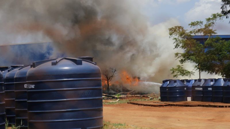 Incêndio atinge fábrica de caixas d'água em Campo Grande