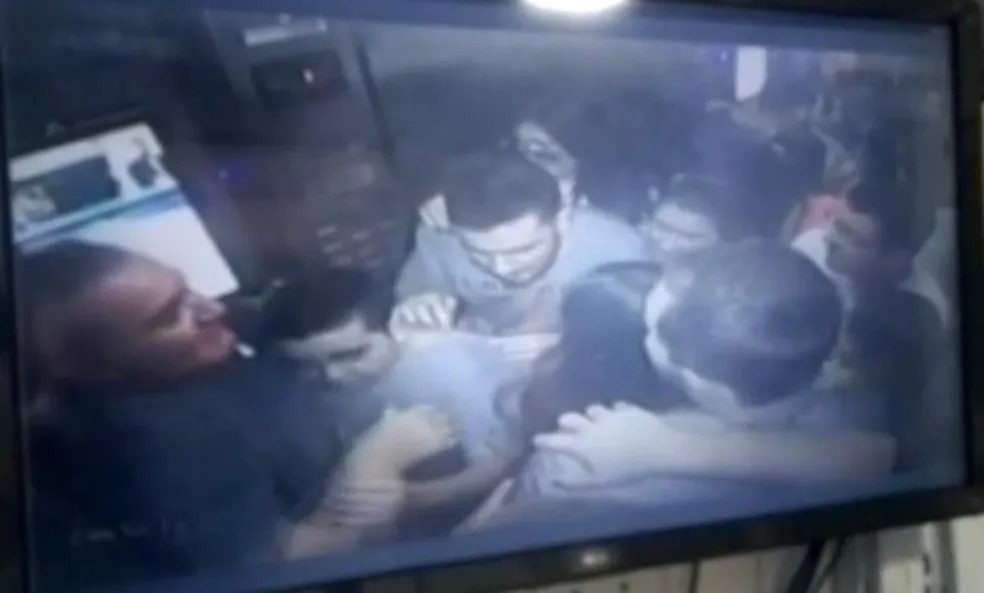 VÍDEO: Elevador com 11 pessoas despenca e deixa passageiros feridos