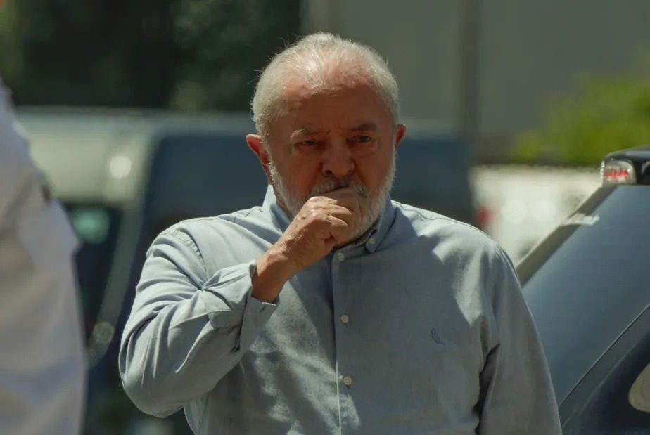 Lula adia início de viagem à China após confirmação de pneumonia