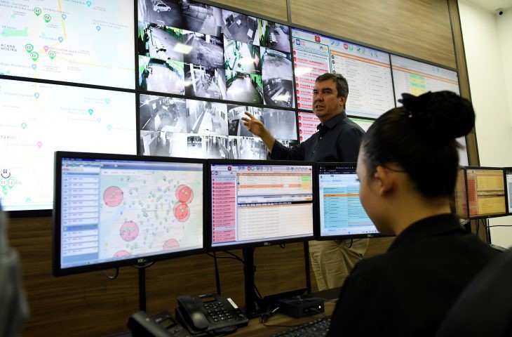 Com foco na segurança de estudantes, Riedel vistoria Centro de Monitoramento das escolas estaduais