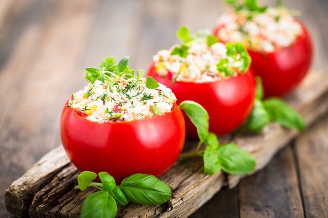 Receita saudável: tomates recheados com queijo