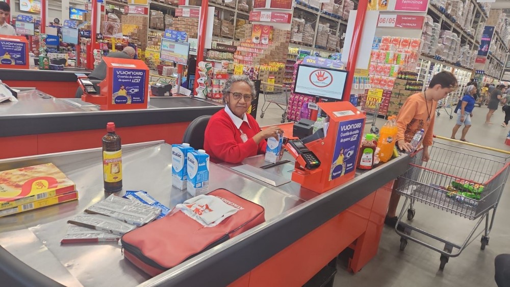Profissionais com mais de 50 anos tem campanha de contratação exclusiva por grupo do varejo