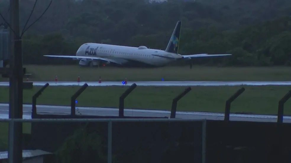 VÍDEO: Avião ultrapassa limite de pista e para em área de matagal durante pouso