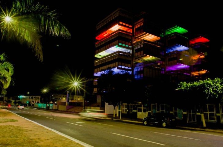Prédio histórico ganha as cores do arco-íris no Dia de Combate à LGBTfobia