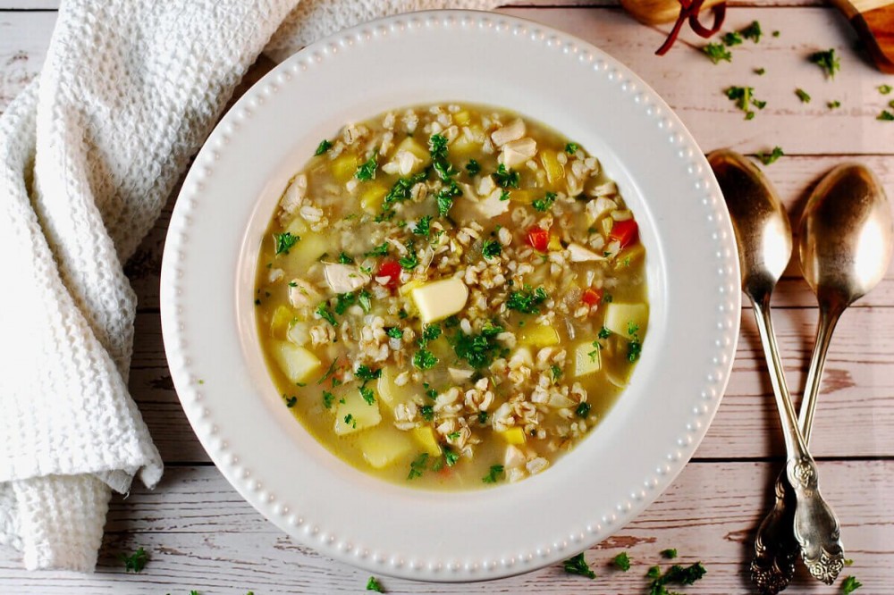 3 receitas de sopas leves para manter a dieta nos dias frios