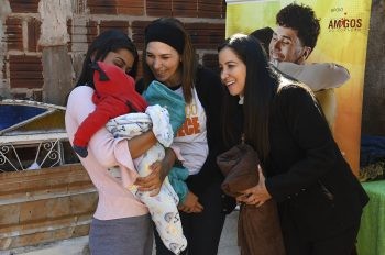 Doações de roupas e cobertores ajudam famílias a esquentar o frio em MS