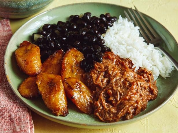 'Pabellón Criollo': Atacadista faz prato típico da Venezuela para funcionários no Dia dos Refugiados