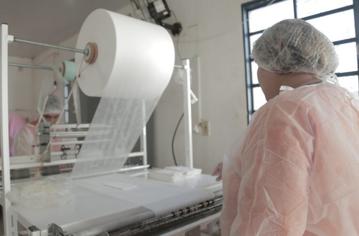 Presidiárias produzem absorventes para alunas da Rede Pública de Ensino