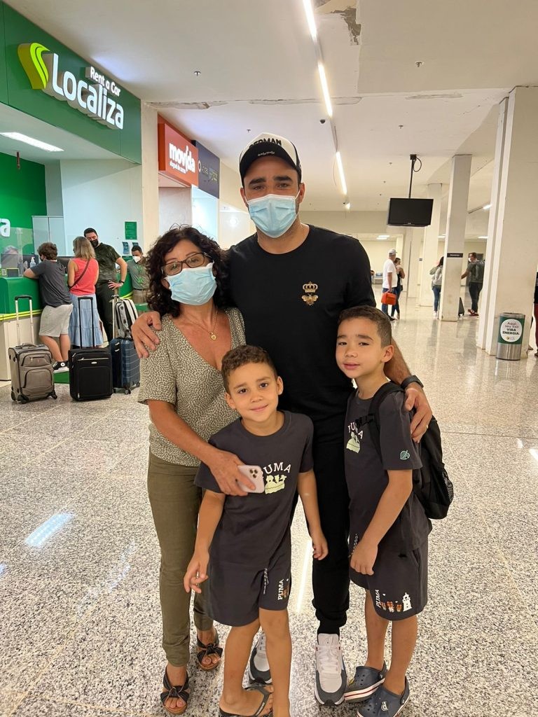 Jogador sul-mato-grossense que estava na Ucrânia desembarca em Campo Grande