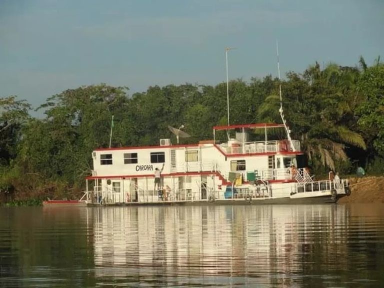 Barco-hotel é retirado do rio Paraguai após 80 dias naufragado
