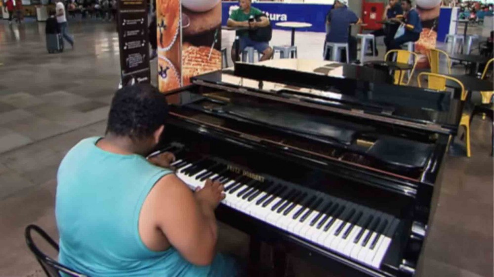 De MS, pianista de rua impressiona o maior maestro do Brasil