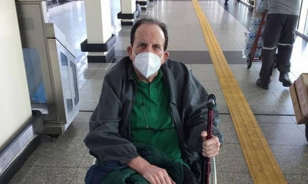 Idoso de 83 anos e filho autista são 'esquecidos' por companhia aérea no aeroporto e voo decola sem eles