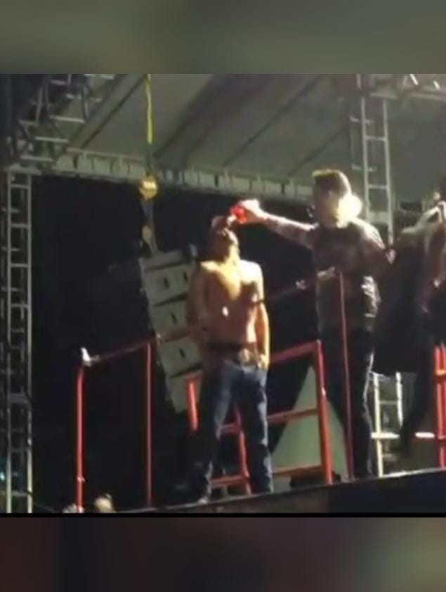 Vídeo mostra momento que Munhoz e Mariano dão uísque na boca de adolescente