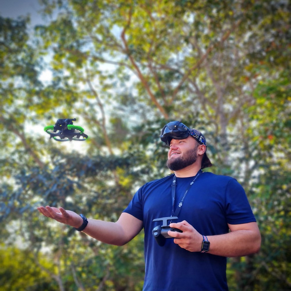 Silas largou sala fechada e ar condicionado para se tornar pioneiro em produção de imagens aéreas com drones em MS