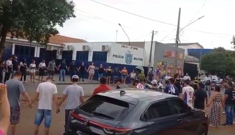 VÍDEO: Familiares fazem oração em frente a delegacia e pedem por 'justiça' após jovem ser atropelado em MS