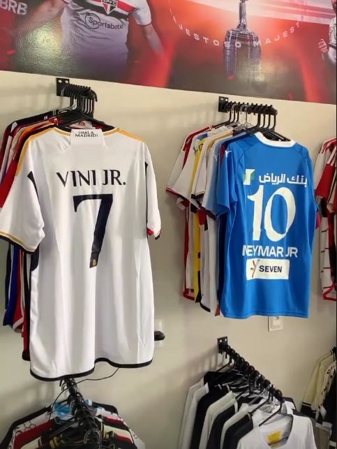 Jovem larga emprego de uma década para apostar na paixão pelo esporte e faz sucesso vendendo camisas de futebol