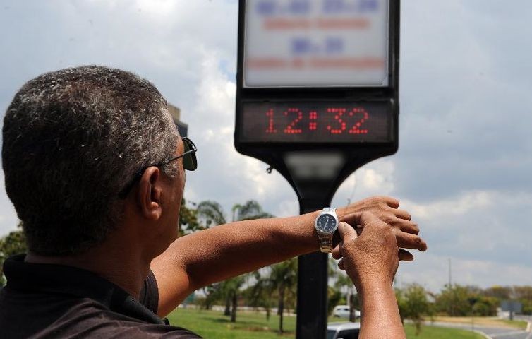 Paraguai adota horário de verão e fronteira terá 2 fusos até março