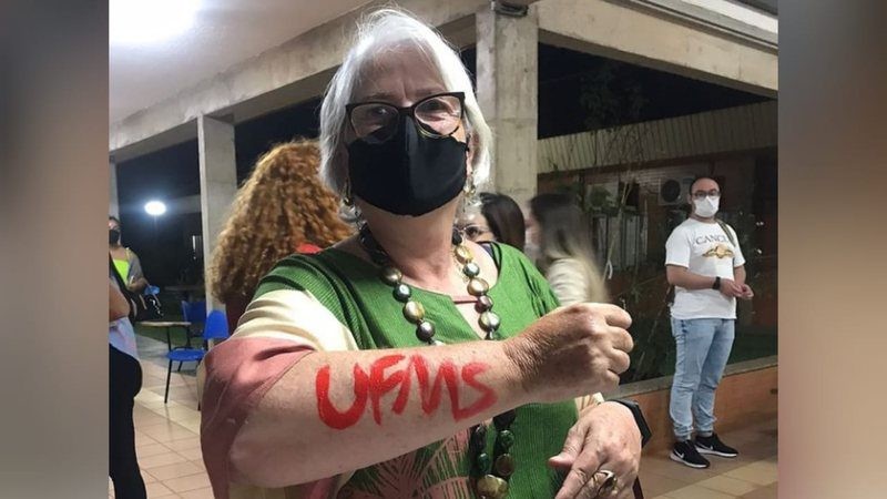 Caloura aos 63 anos: Dona Ero ganha apelido dos veteranos e filho brinca: 'festas da Atlética'